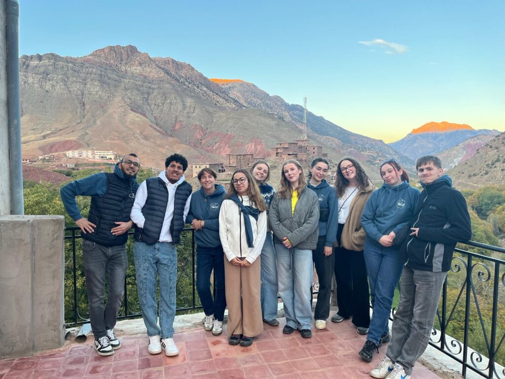 Tout notre groupe en photo devant une montagne